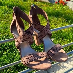 Beige 9 1/2 heels by Limelight in great shape.